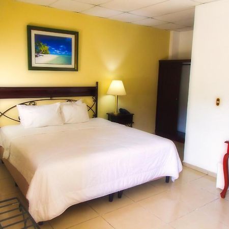 Hotel Santa Elena Antiguo Cuscatlán Екстериор снимка